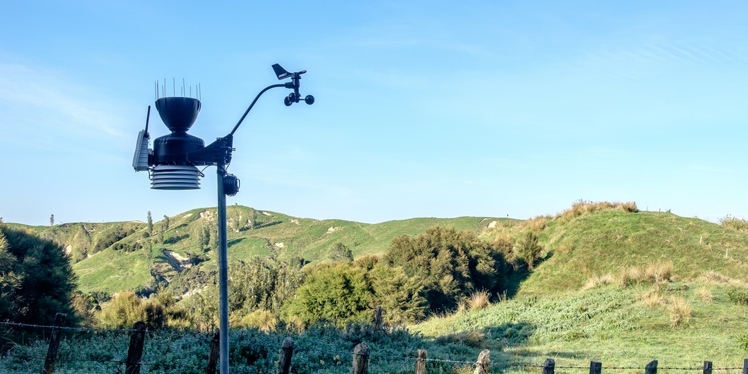 Image of Vantage Pro2 weather station installed on hill country farm